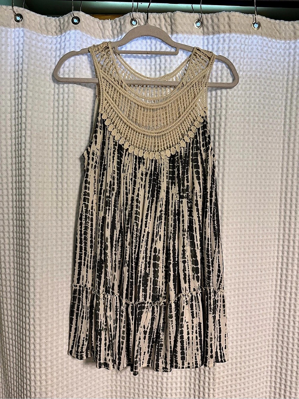 Gimmicks by BKE Women's Abstract tunic tank gray & Cream Small Like New
